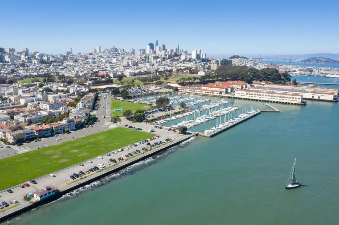 Vue aérienne de 梅森堡 avec les toits de San Francisco au loin.